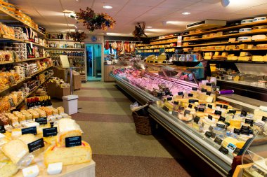 Amsterdam, Hollanda, Avrupa, 11 Ekim 2019. Hollanda 'da Amsterdam' daki bir peynircide satılığa çıkarılan çeşitli geleneksel Hollanda peynirleri..