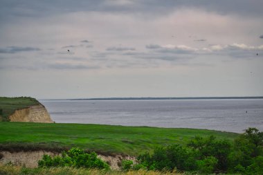 Volga Bankası yakınlarında, İzlanda ya da Norveç 'e benzeyen bir yer. Ve görünüşe göre Thor ya da Odin bu açıklığa gelecek..