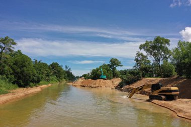 TAKUAPA, THAILAND - 30 Mayıs 2020: çevre koruma sorunu. Makine madenciliği nehri, sessizliğe ve kirliliğe neden oluyor