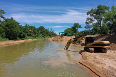 TAKUAPA, THAILAND - 30 Mayıs 2020: çevre koruma sorunu. Makine madenciliği nehri, sessizliğe ve kirliliğe neden oluyor