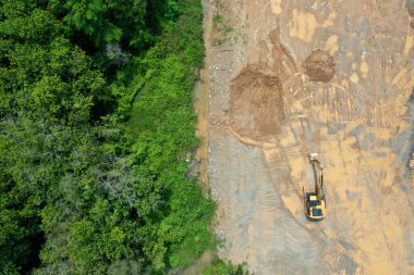 TAKUAPA, THAILAND - 30 Mayıs 2020: çevre koruma sorunu. Makine madenciliği nehri, sessizliğe ve kirliliğe neden oluyor