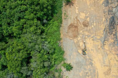 TAKUAPA, THAILAND - 30 Mayıs 2020: çevre koruma sorunu. Makine madenciliği nehri, sessizliğe ve kirliliğe neden oluyor