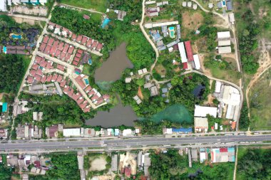 Yolları ve yeşil park alanı olan banliyöler, evler arasında göletler ve göller