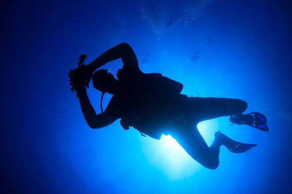 Дайвер купается в чистой морской воде