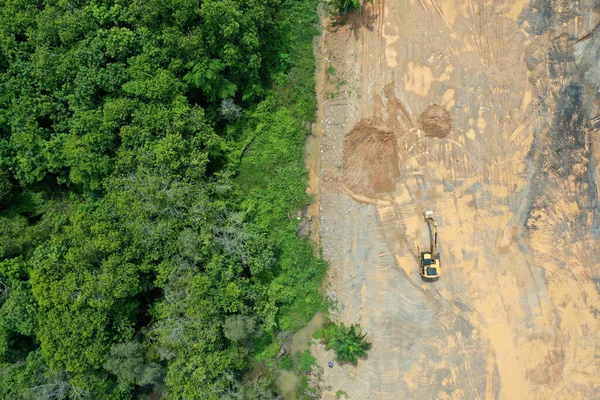 TAKUAPA, THAILAND - 30 Mayıs 2020: çevre koruma sorunu. Makine madenciliği nehri, sessizliğe ve kirliliğe neden oluyor