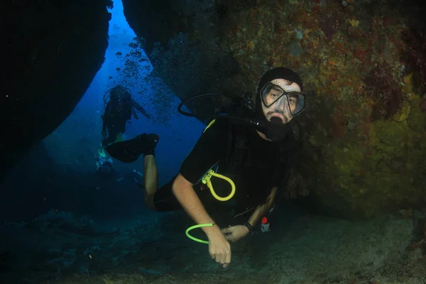 きれいな海の水でダイバー水泳 — ストック写真