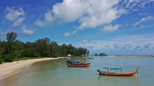 Khao Lak Thailand June 2020 Fiskebåter Ved Siden Tropisk Strand stockbilde