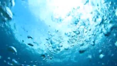 Temiz mavi deniz suyu