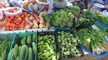 TAKUAPA, THAILAND - 09 Nisan 2020: Sokak pazarında taze sebzeler