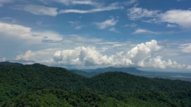 Tropik dağ ormanlarının üzerindeki bulutlar