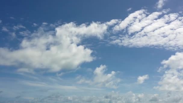 雲が空を横切って速く動く — ストック動画