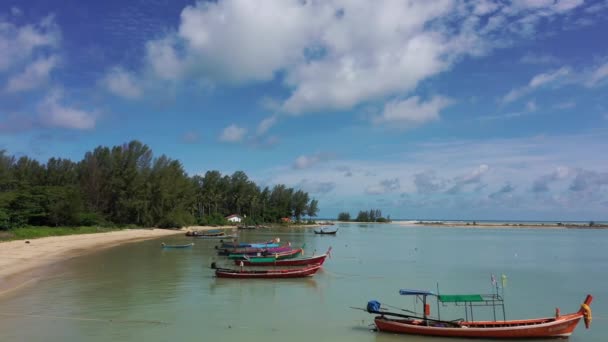 Khao Lak Tajlandia Czerwca 2020 Łodzie Rybackie Przy Tropikalnej Plaży — Wideo stockowe