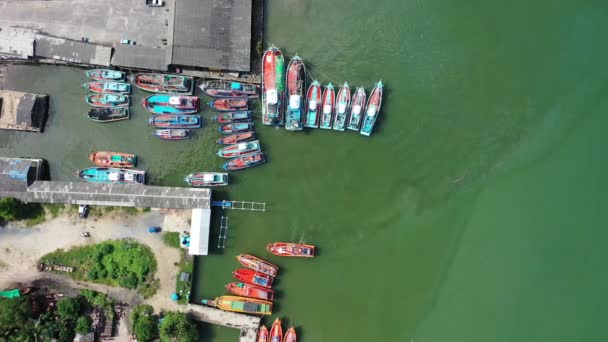 Flotila Rybářských Lodí Přístavu Thajsku — Stock video
