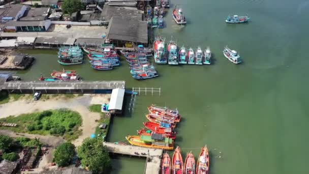 Flotila Rybářských Lodí Přístavu Thajsku — Stock video
