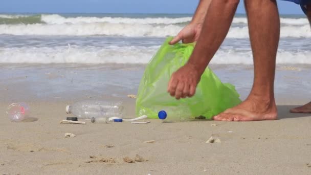 Recogiendo Basura Plástica Playa Botellas Plástico Bolsas Pajitas Tazas Ensucian — Vídeos de Stock