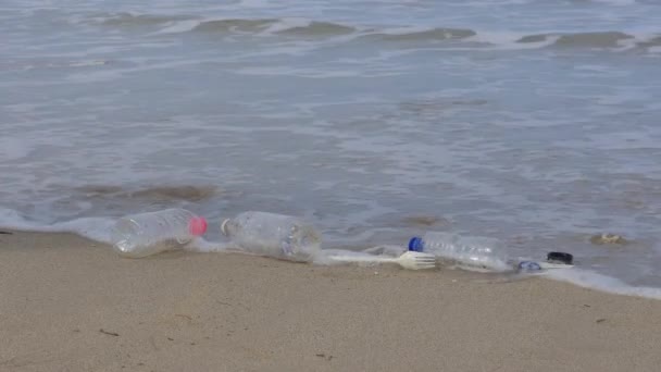 Recogiendo Basura Plástica Playa Botellas Plástico Bolsas Pajitas Tazas Ensucian — Vídeos de Stock