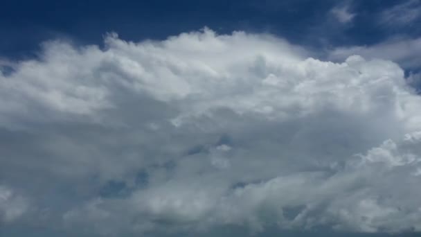 Σύννεφα Κινούνται Γρήγορα Στον Ουρανό — Αρχείο Βίντεο