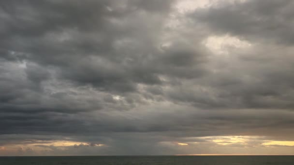 Gün Batımında Bulutlar Yağmurla Birlikte Okyanusun Üzerinde — Stok video