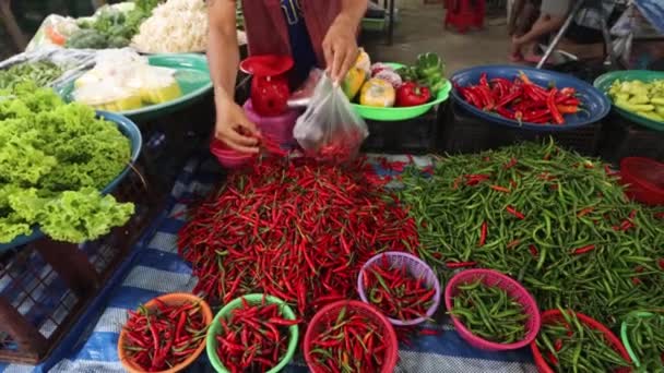 Świeże Chili Papryka Sprzedawane Rynku Rolniczym Tajlandii — Wideo stockowe
