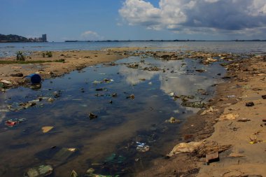 Deniz kenarındaki plastik çöp kirliliği. Çevresel sorun kavramı