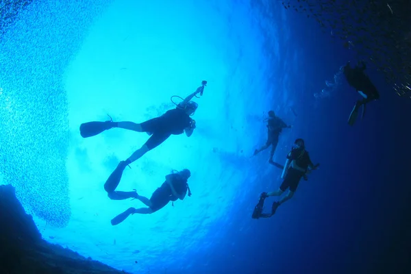 Photo Sous Marine Groupe Plongeurs Dans Profondeur Mer Bleue — Photo