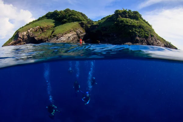 Подводное Фото Группы Водолазов Глубине Синего Моря — стоковое фото