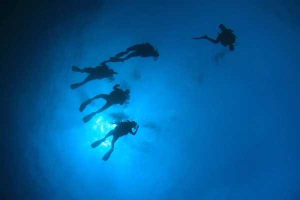 Foto Subaquática Grupo Mergulhadores Profundidade Mar Azul — Fotografia de Stock