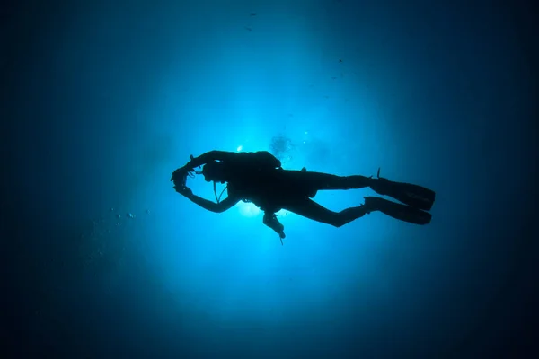 Υποβρύχια Φωτογραφία Του Δύτη Στο Βάθος Της Γαλάζιας Θάλασσας — Φωτογραφία Αρχείου
