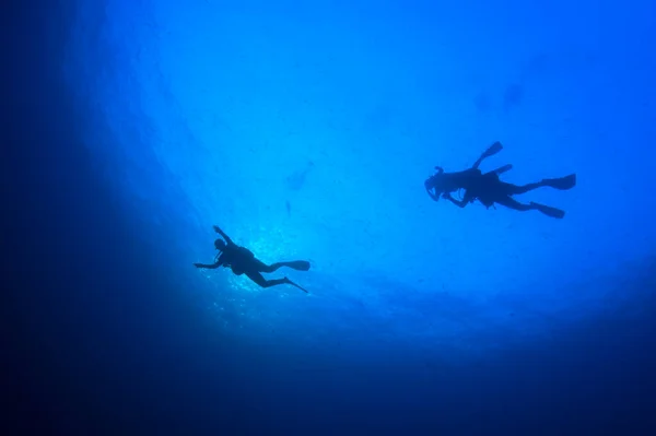 Foto Subaquática Grupo Mergulhadores Profundidade Mar Azul — Fotografia de Stock