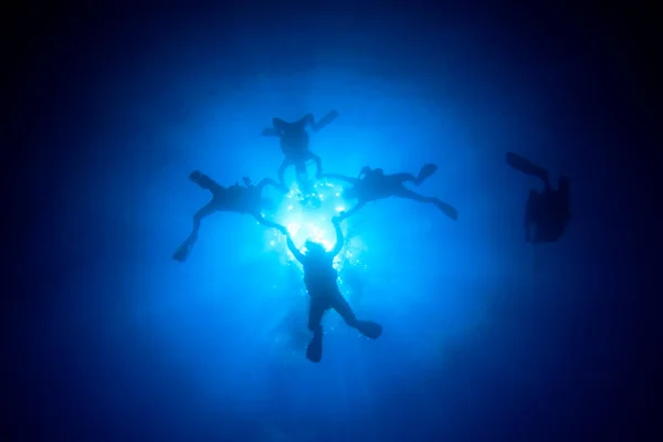 Foto Submarina Del Grupo Buceadores Profundidad Del Mar Azul — Foto de Stock