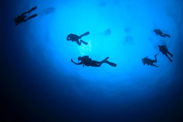 Foto Subaquática Grupo Mergulhadores Profundidade Mar Azul — Fotografia de Stock