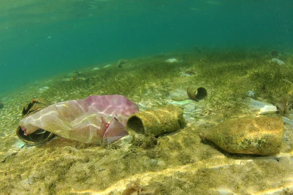 海洋のプラスチックごみ汚染 環境問題の概念 — ストック写真