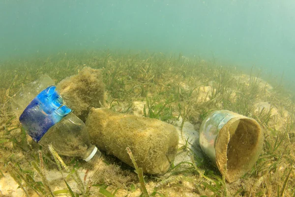 海洋のプラスチックごみ汚染 環境問題の概念 — ストック写真