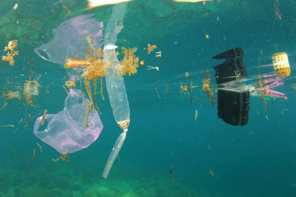 海洋のプラスチックごみ汚染 環境問題の概念 — ストック写真