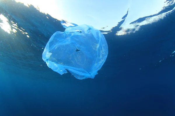 Plastikmüll Verschmutzt Die Ozeane Umweltproblem Konzept — Stockfoto