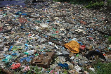 Sahildeki çöpler. Kirlilik kavramı