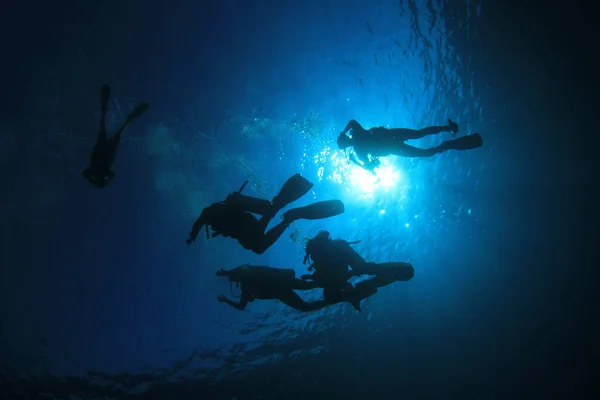 Foto Subaquática Grupo Mergulhadores Profundidade Mar Azul — Fotografia de Stock