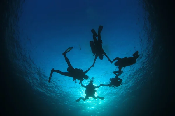 Onderwaterfoto Van Groep Duikers Diepte Van Blauwe Zee — Stockfoto