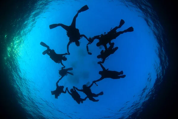 Foto Subaquática Grupo Mergulhadores Profundidade Mar Azul — Fotografia de Stock