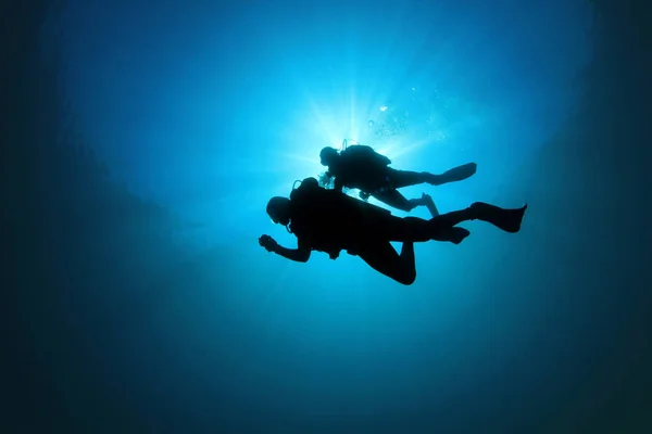 蓝海深处一组潜水员的水下照片 — 图库照片