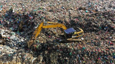 Geri dönüşüm konsepti. Arka planda enkaz dolu çöp torbaları.