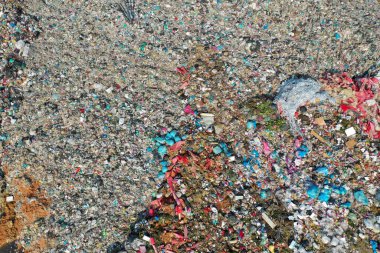 Geri dönüşüm konsepti. Arka planda enkaz dolu çöp torbaları.