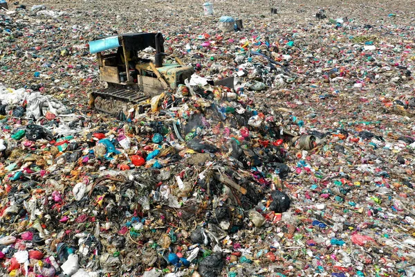 Concetto Riciclaggio Sacchetti Della Spazzatura Con Sacco Detriti Sullo Sfondo — Foto Stock