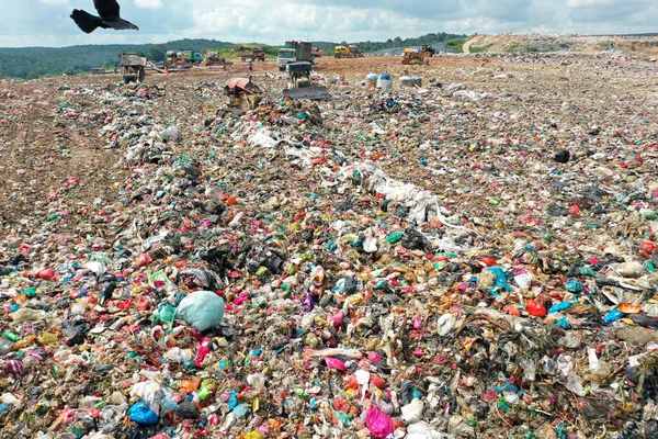 Concetto Riciclaggio Sacchetti Della Spazzatura Con Sacco Detriti Sullo Sfondo — Foto Stock