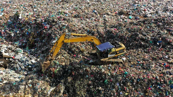 Concetto Riciclaggio Sacchetti Della Spazzatura Con Sacco Detriti Sullo Sfondo — Foto Stock