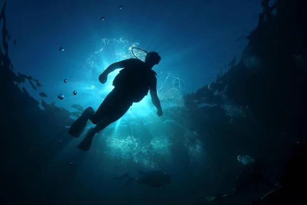 Víz Alatti Fotó Búvár Mélységben Kék Tenger — Stock Fotó