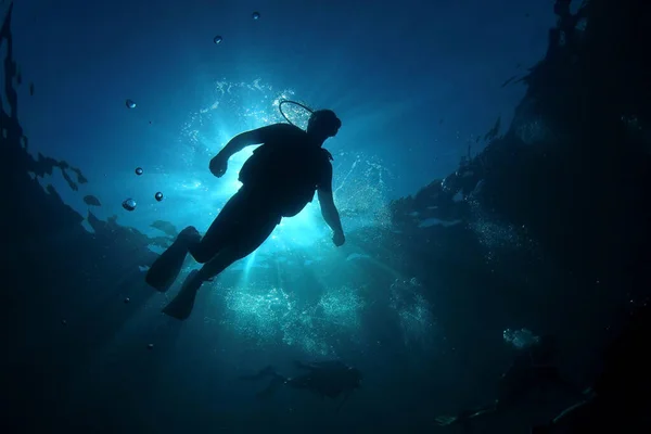 Foto Subacquea Del Subacqueo Nella Profondità Del Mare Blu — Foto Stock