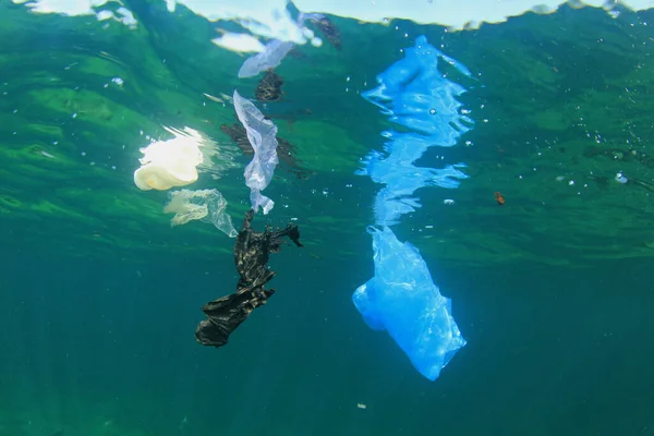 Plastikmüll Verschmutzt Die Ozeane Umweltproblem Konzept — Stockfoto