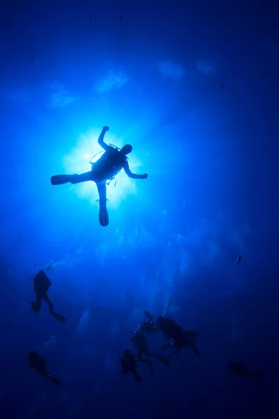 蓝海深处一组潜水员的水下照片 — 图库照片