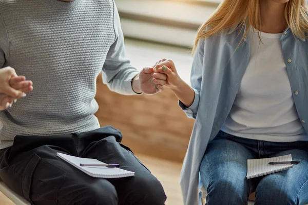 Psychologische hulptherapie, mensen die elkaar ondersteunen — Stockfoto